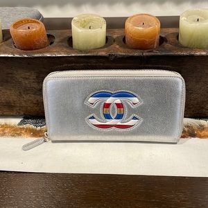 🔥HOST PICK🔥Gorgeous Chanel zippy wallet Coco mark silver leather